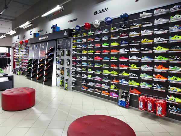 Möbel-Store-Sport-Schuhe-Bälle