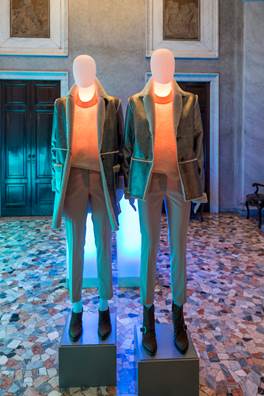 BRIGHT MANNEQUINS